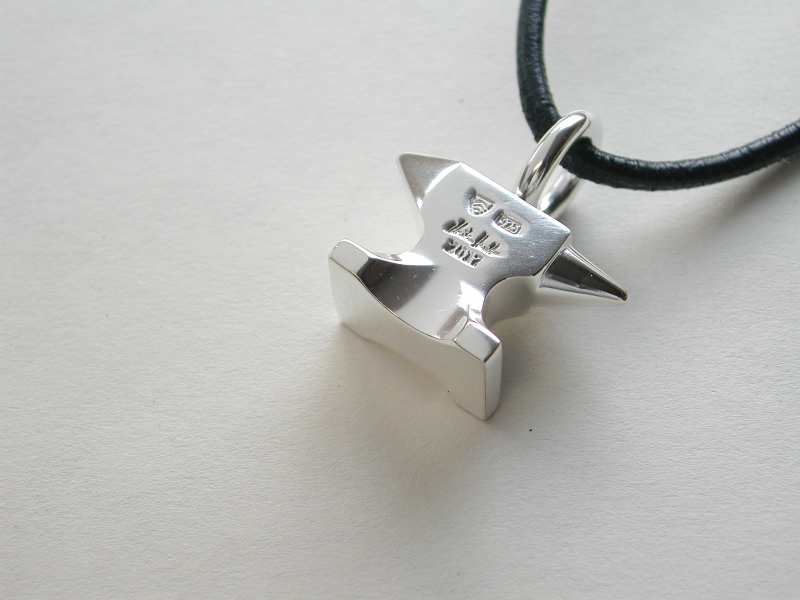 (BLOB)bijou "enclume" en argent-2 (BLOB)bijou "enclume" en argent-2