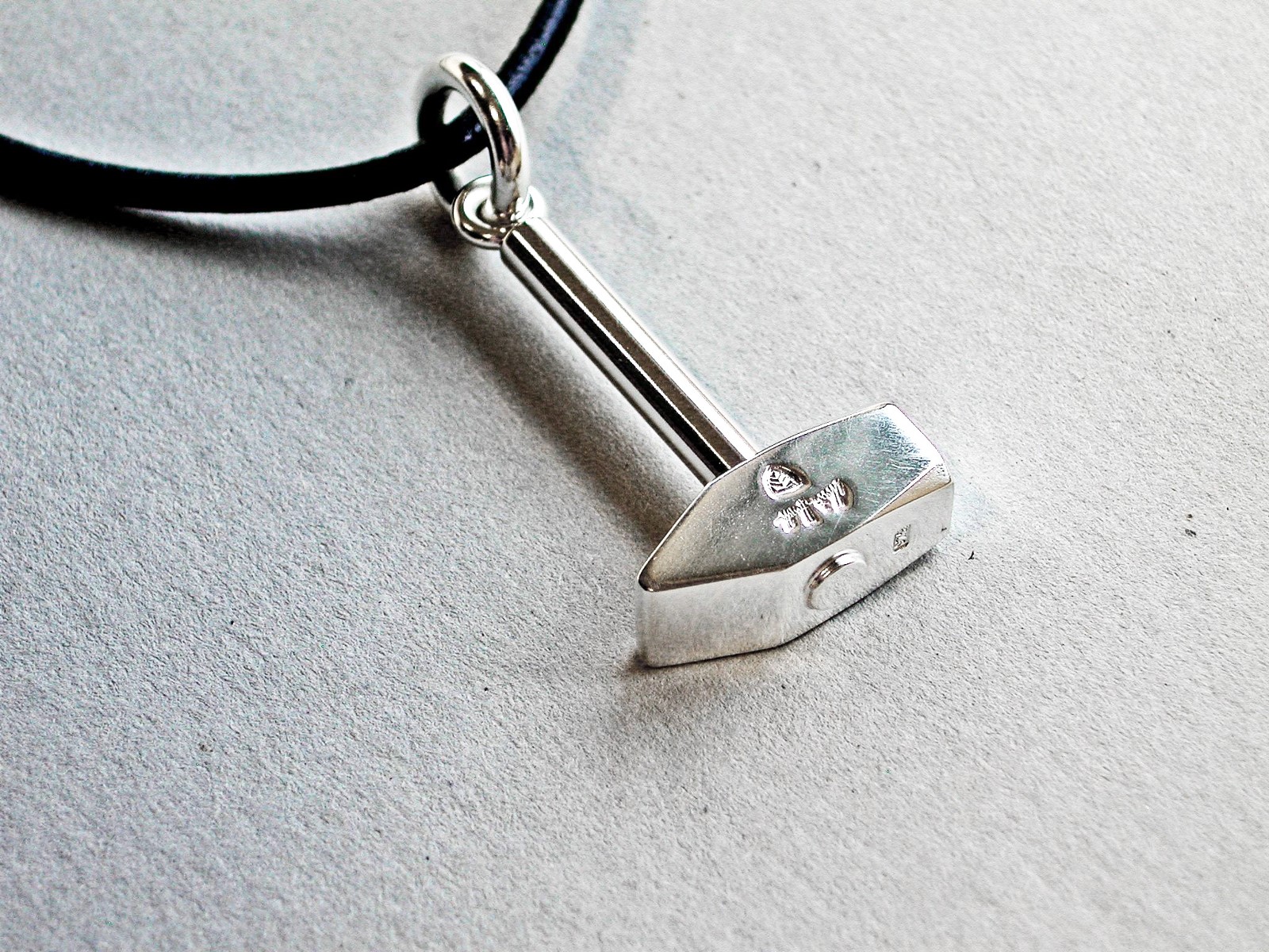 (BLOB)bijou "marteau" en argent-1 (BLOB)bijou "marteau" en argent-1