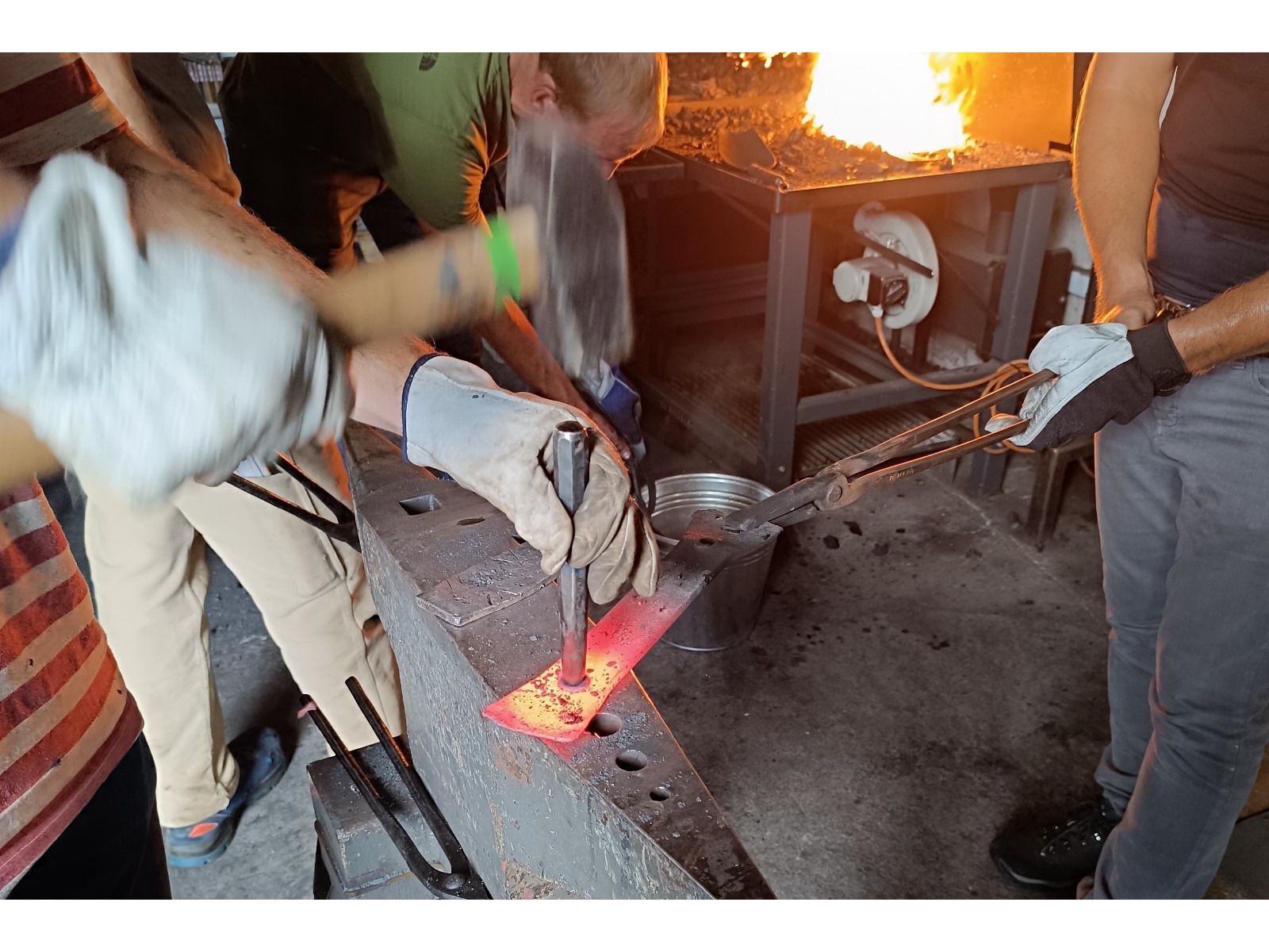 (BLOB)événement de groupe dans la forge-1 (BLOB)événement de groupe dans la forge-1