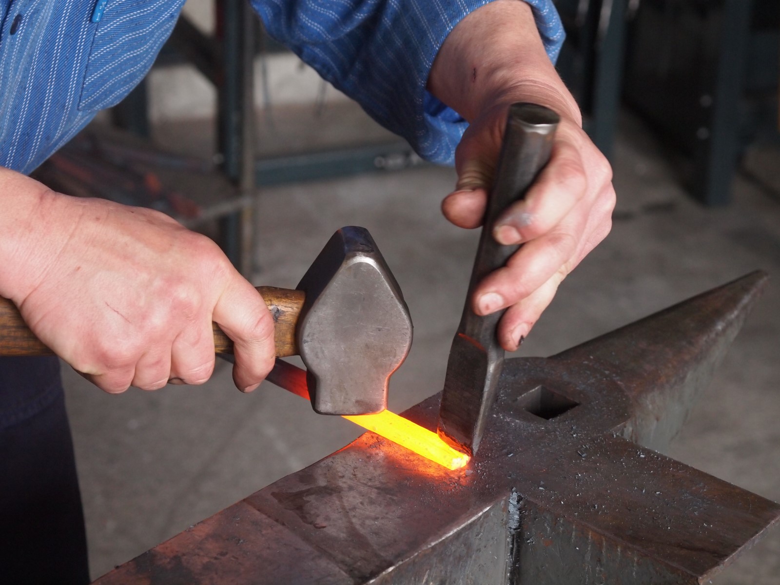 Blacksmithing course forging an ax/hatchet 